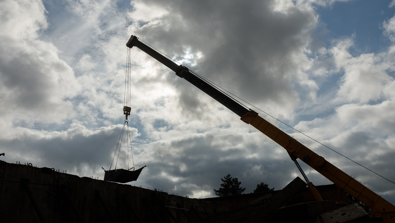 Женщина-маляр в КЧР упала с кустарной площадки автокрана и разбилась насмерть