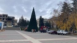 Главную городскую новогоднюю ёлку устанавливают в Пятигорске