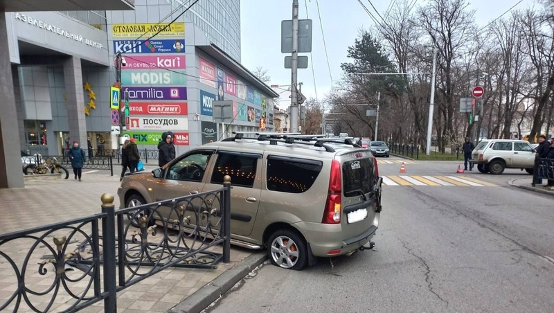 Автомобиль снёс дорожное ограждение в центре Ставрополя