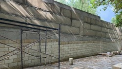 Работы по восстановлению стены на Крепостной горе в Ставрополе приостановили