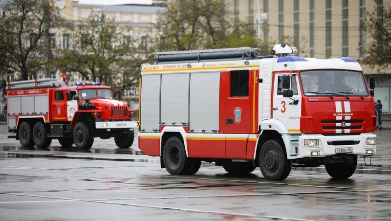 Тушить пожар во Дворце культуры и спорта Ставрополя приехали 17 единиц техники — вызов оказался ложным