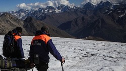Спасатели спустили с Эльбруса тело погибшего альпиниста