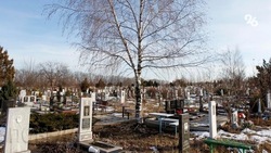 Коммунальщики начали уборку кладбищ к Пасхе в Ставрополе