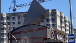 Жительница Ставрополя пожаловалась на «летающую» крышу автобусной остановки