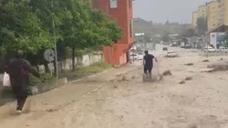 Появилось видео спасения девочки из потока на дороге в Дагестане сотрудником ЖКХ