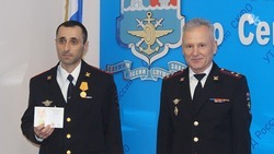 Сотрудник транспортной полиции Ставрополья получил медаль за спасение ребёнка из канавы