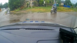 Подросток без прав катался во время ливня на мопеде в Левокумском округе