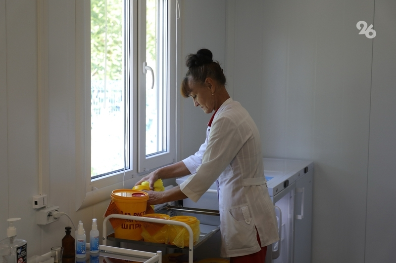 Жительницу Махачкалы, на которую упала глыба льда, выписали из больницы