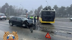 Троллейбус врезался в легковушку в северо-западном районе Ставрополя
