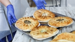 Знаменитыми пышками с салом угощает подворье станицы Гаевской на выставке InRussia