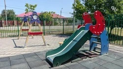 Современную детскую площадку обустраивают в селе Андроповского округа