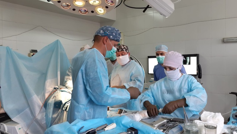 Сразу две операции по замене коленного сустава за день провели врачи горбольницы Железноводска 