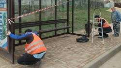 Коммунальщики красят, моют и убирают улицы Ставрополя