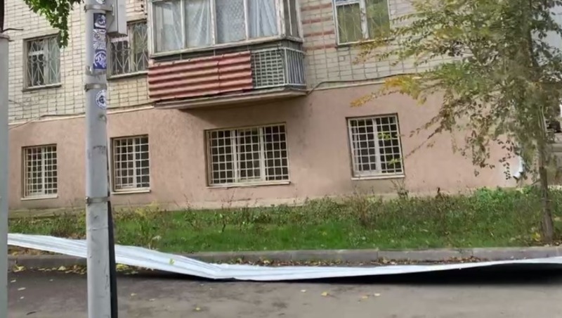 Крыша слетела с дома в Минводах из-за ветра