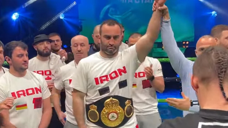 Боксёр-тяжеловес из Северной Осетии Мурат Гассиев стал обладателем чемпионского пояса