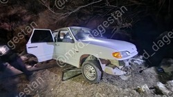 В Дагестане легковой автомобиль упал в 15-метровый обрыв