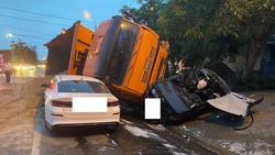 В Ставрополе перевернувшийся грузовик повредил два автомобиля 