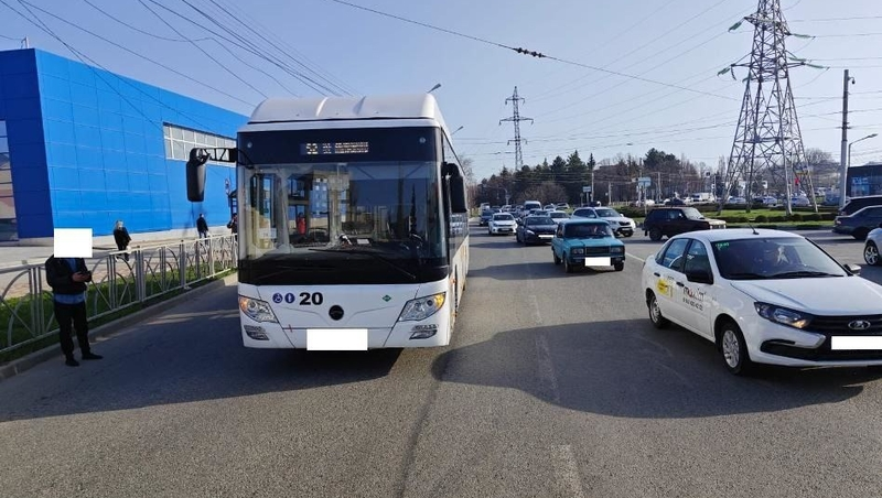 Женщина-пешеход попала в больницу с переломом ноги после аварии в Ставрополе