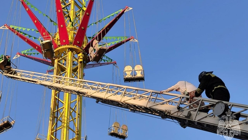 Спасатели сняли 13 отдыхающих с аттракциона в Нальчике