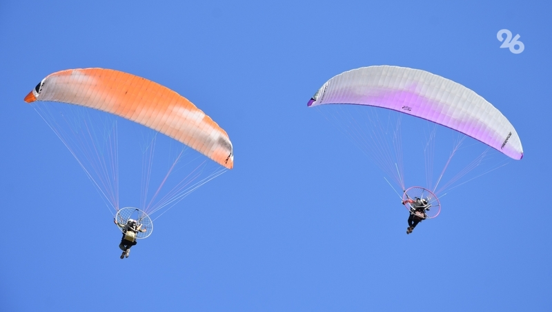 Мягкое крыло и пропеллер с моторчиком: на Ставрополье прошли первые соревнования мотопарапланеристов