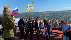 Знамя Победы подняли на вершину горы в Петровском округе