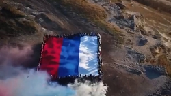 Триколор развернули на Белой скале школьники и студенты из Крыма 