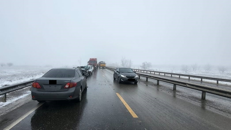 Семь машин попали в ДТП на скользкой трассе в Дагестане, ранены три человека