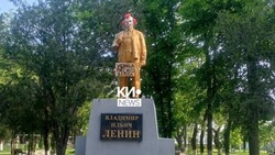 Полиция разыскивает хулиганов, надевших маску клоуна на памятник Ленину в селе на Кубани