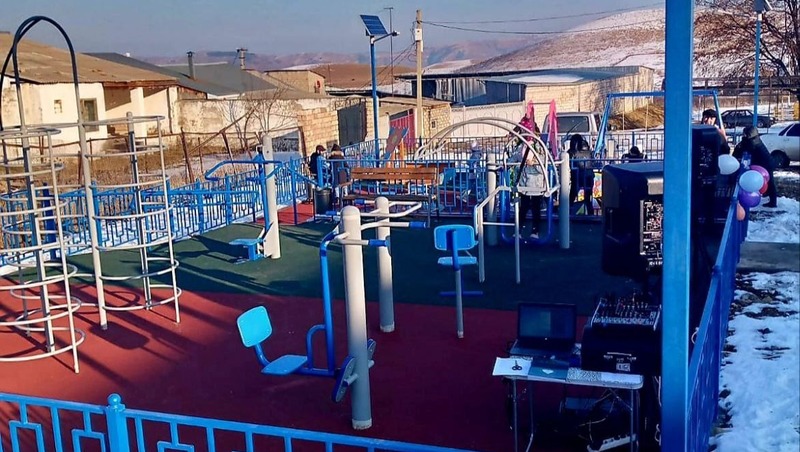Спортивно-игровой комплекс подарили к Новому году поселковой детворе на Ставрополье