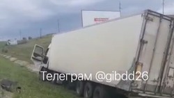 Застрявший на обочине дороги под Ставрополем грузовик затруднил движение транспорта