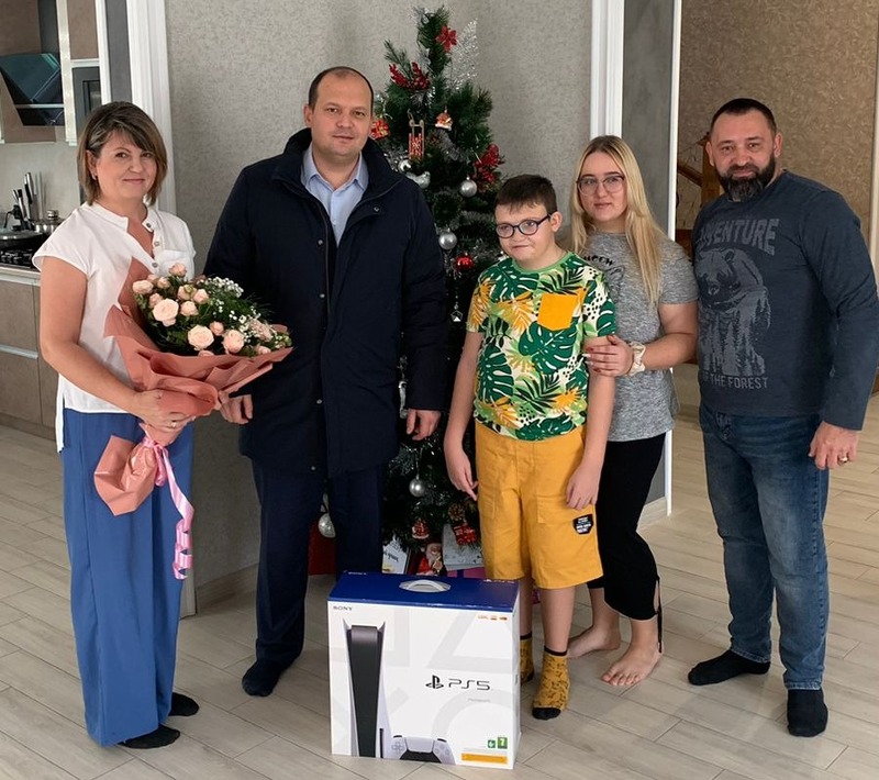Мальчик из Железноводска получил игровую приставку от мэра города