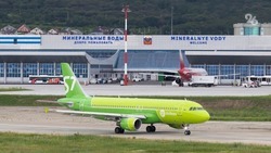Летевший в соседний регион пассажирский самолёт приземлился в Минводах из-за грозы 