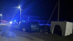 Неопытный водитель иномарки врезался в бетонную сваю в Красногвардейском округе