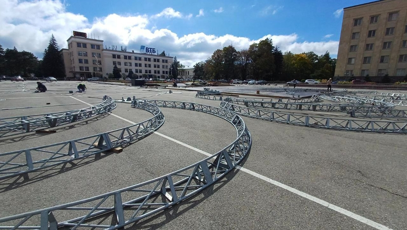 На площади Ленина в Ставрополе начали устанавливать каток