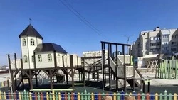 В сквере Семьи в Невинномысске обновляют покрытие на детской площадке