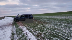 Пассажир вылетевшей с трассы в поле «Нивы» погиб на Ставрополье 