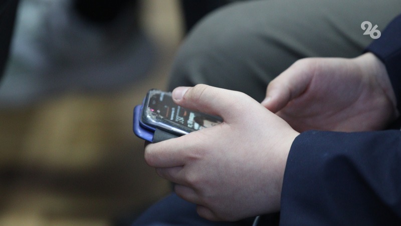 Госдума приняла в первом чтении законопроект об ограничении использования смартфонов в школах