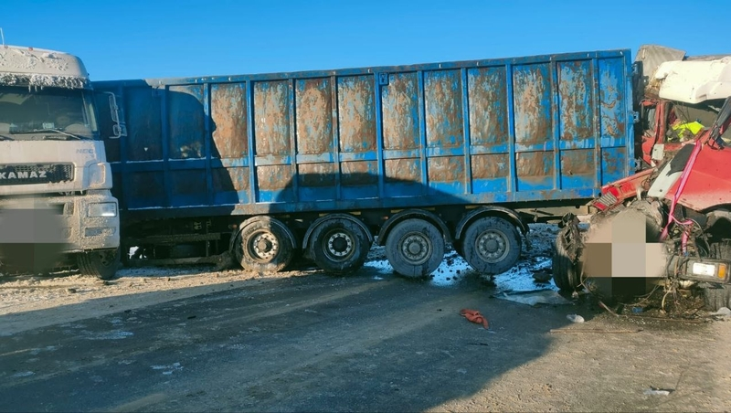 Авария с участием трёх грузовиков и легковушки произошла в Андроповском округе