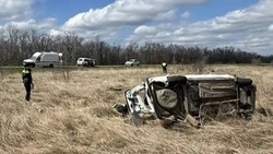 Один человек погиб после опрокидывания машины в Кочубеевском округе