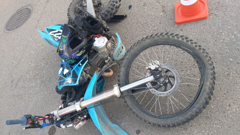 В Минводах 18-летний парень на мотоцикле врезался в иномарку и сломал ногу