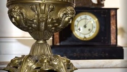 Мундир и мебель конца XIX века представили в ставропольском музее Банка России