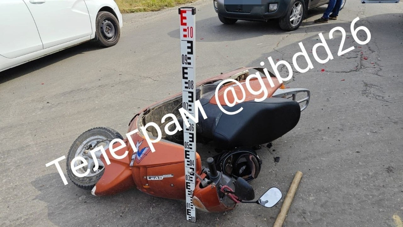 Скутерист попал в больницу с переломом ноги после аварии в Ставрополе 