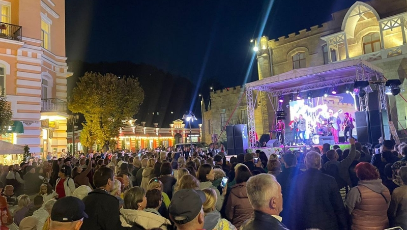 Экскурсионные группы посетили фестиваль молодого вина в Кисловодске