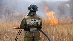 Сухая трава загорелась на площади 800 кв. м в Ставрополе