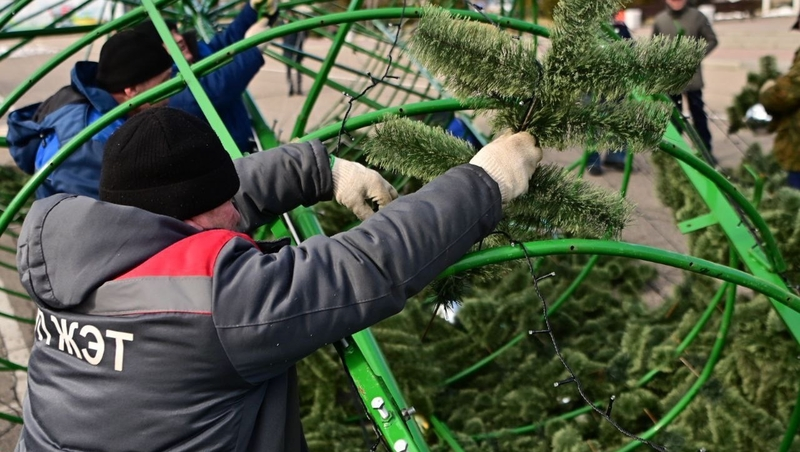 Ветер снёс ёлку на центральной площади Будённовска