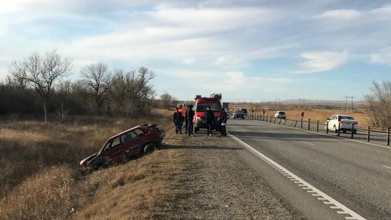 Легковушка вылетела в кювет на трассе в Ставропольском крае 