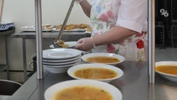 Врач Кондрахин назвал бульон подходящим напитком, чтобы согреться в холода