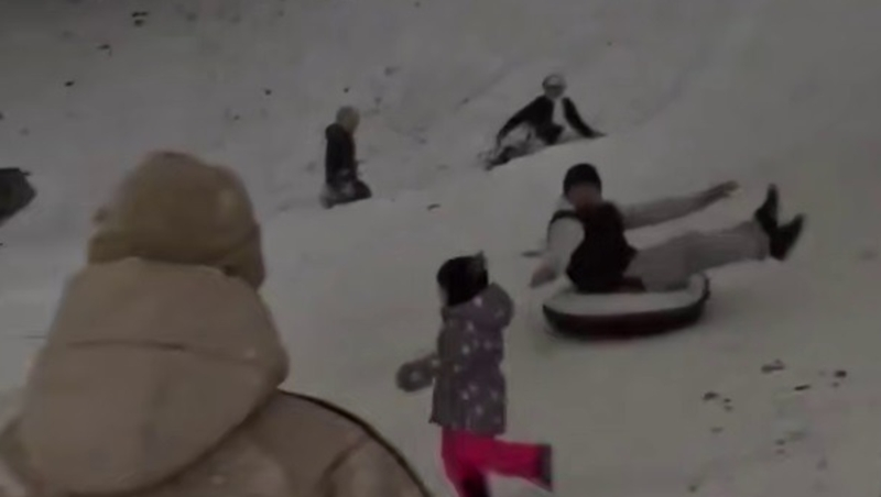 Мужчина на тюбинге в Нальчике спас на лету девочку, едва не сбив её на горке