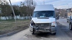 В Ставрополе водитель маршрутки въехал во внедорожник