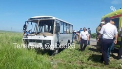Вблизи Невинномысска перевернулся автобус с пассажирами — пострадавших нет